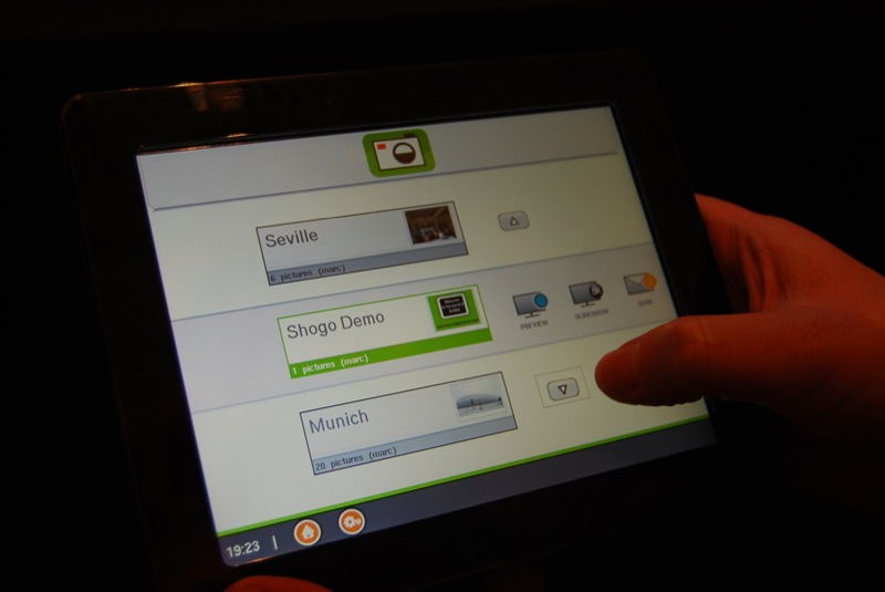 Illustration for article titled RealEase Shogo Frame Is First With Touchscreen and Wi-Fi